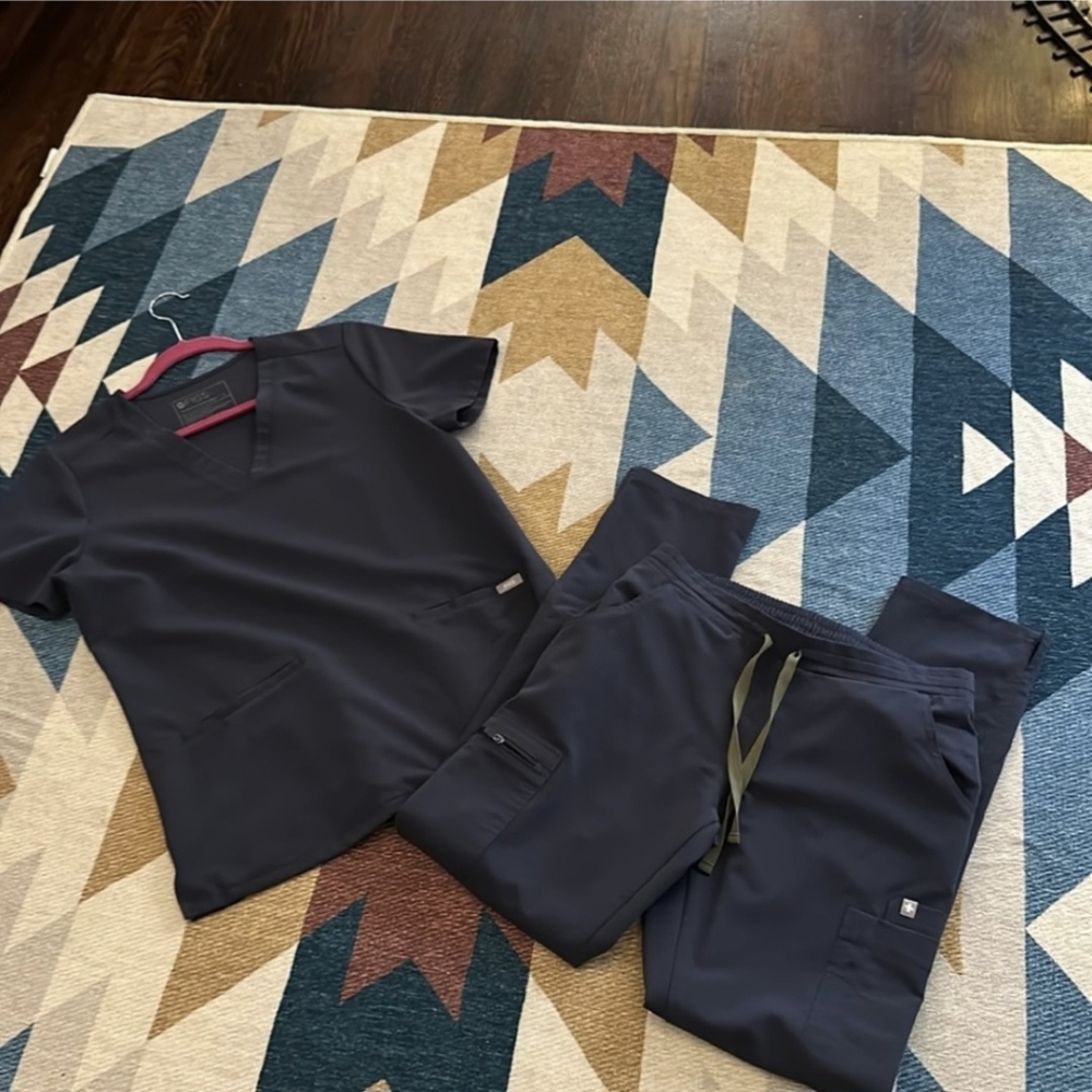 Women’s quiet navy scrub set FIGS